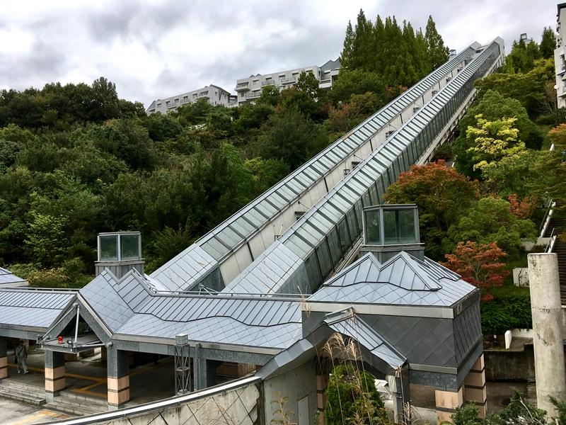 一座削山而建的新城,一部与之配套的斜行电梯以及一座新设的车站