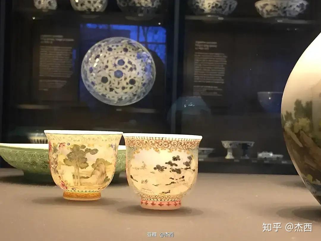 影转团团月,香含细细风白瓷瓶及盘子大英博物馆收藏中国瓷器所属窑