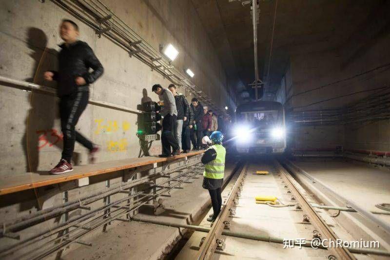 地鐵車廂為啥不設計建造車頂逃生窗