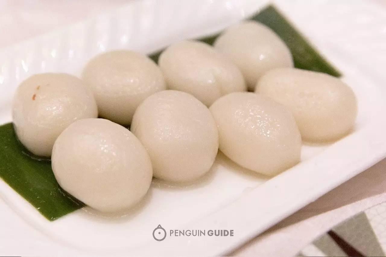 鸽蛋圆子如今在上海不多见了,一般食客觉得它平平无奇,只是小糯米团子