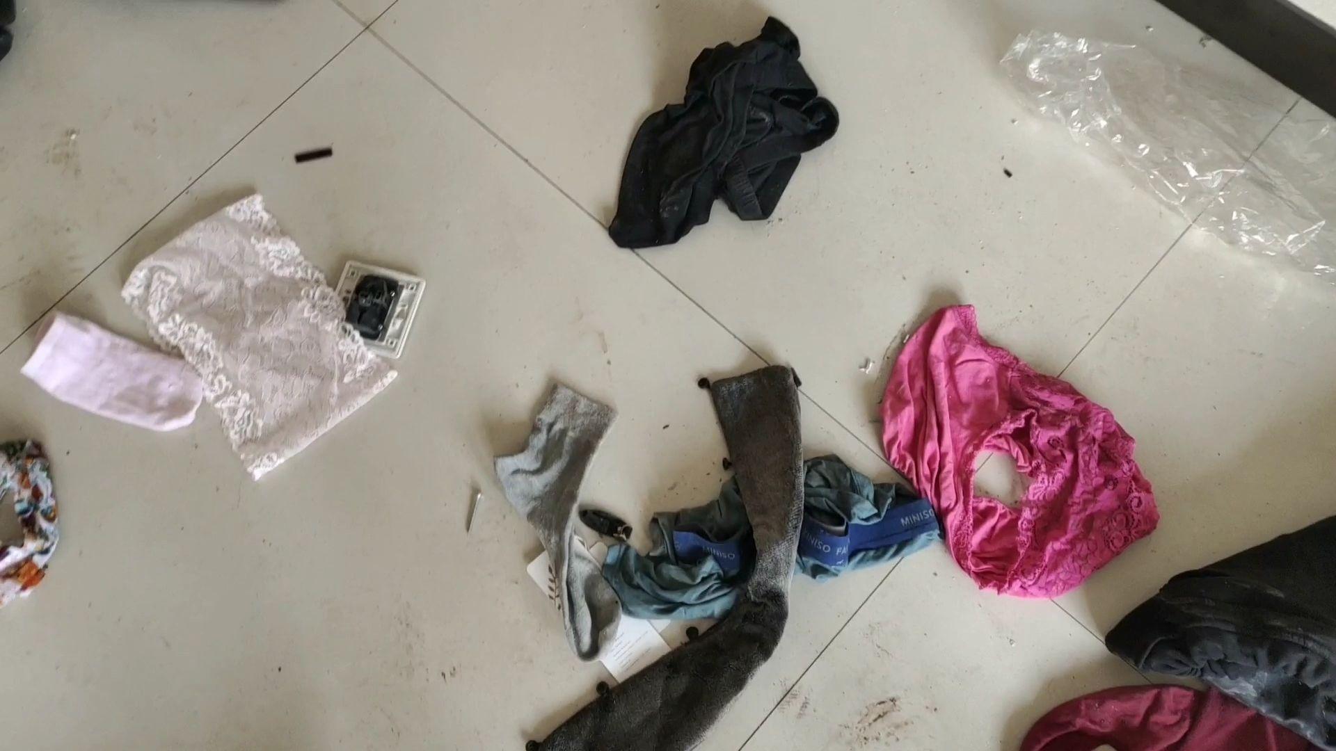 探秘废弃拆迁房地上丢弃大量男女私人衣物还有不少高跟鞋