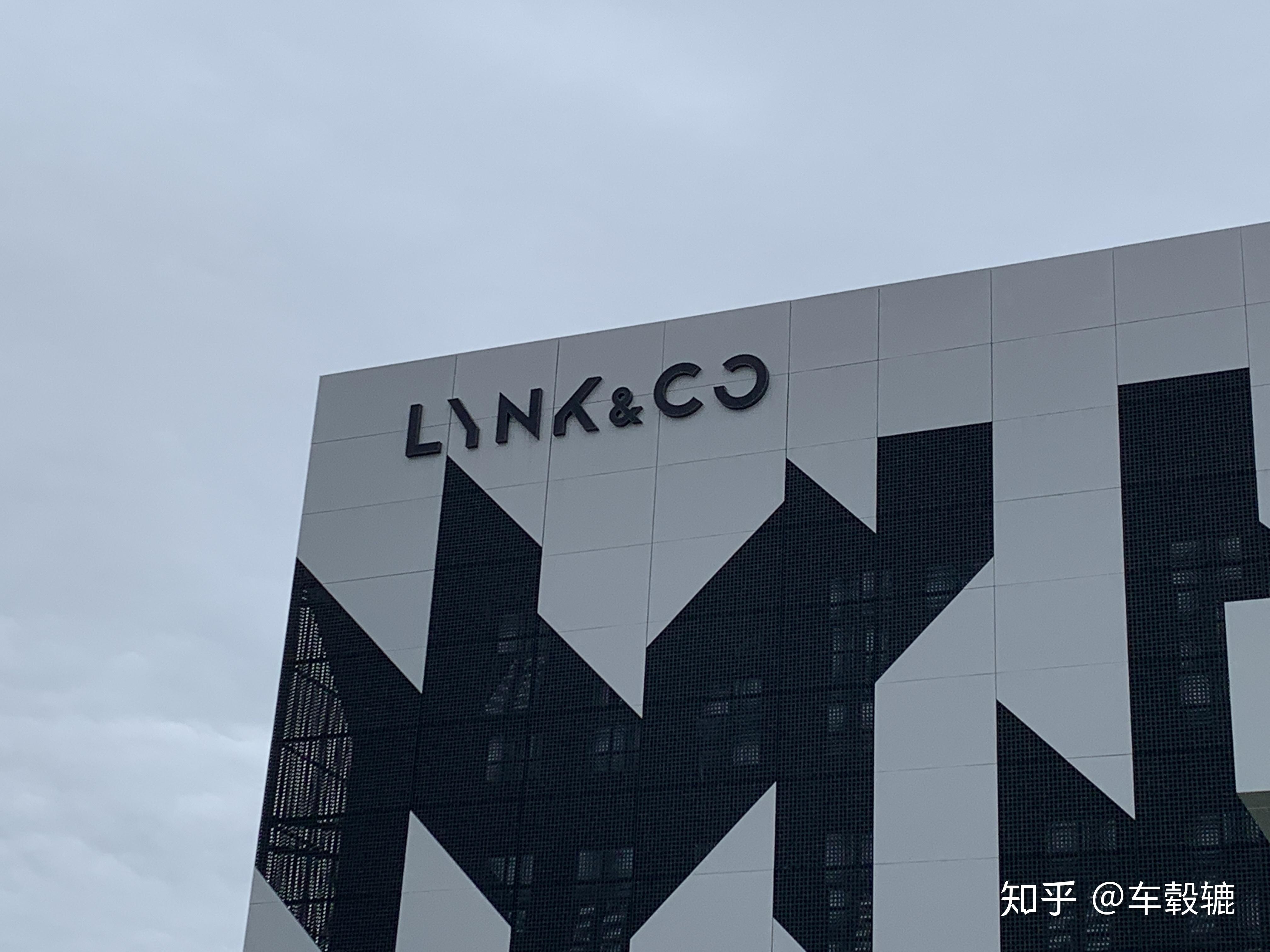 某些楼栋倒不如说它是艺术中心,和领克品牌logo同源的设计语言,让整座