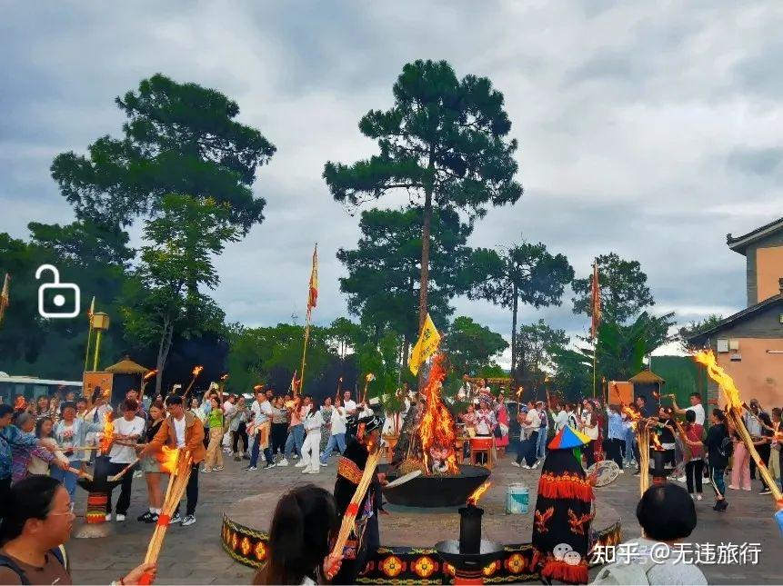 彝族十月太阳历文化园逛逛,偌大的广场,是夏日晚上避暑的好去处