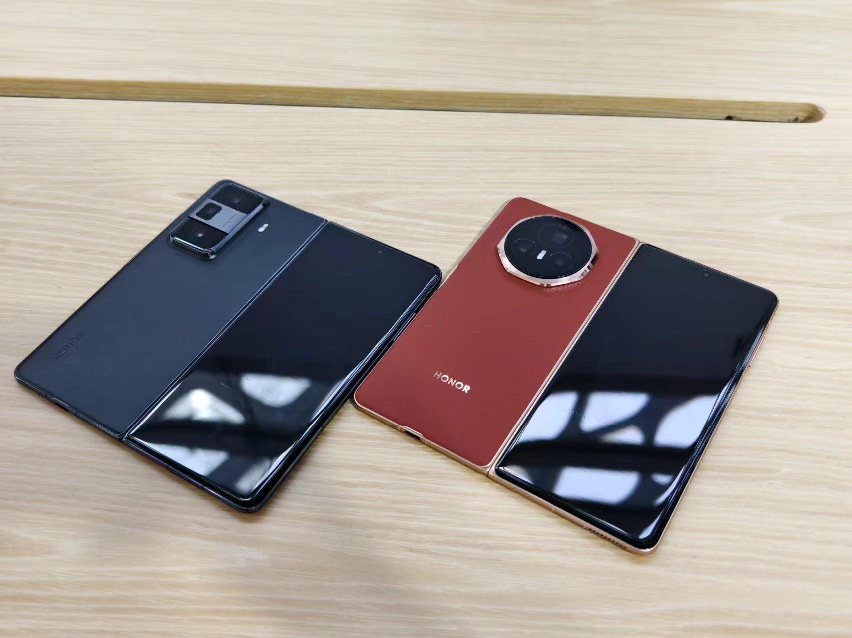 发布会的第一个重头戏便是荣耀magic v3的亮相.这款手机以9.