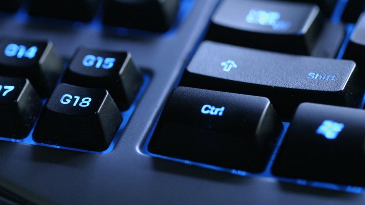 开灯关灯拿枪打鬼gif（搞笑两兄弟打鬼完整版）