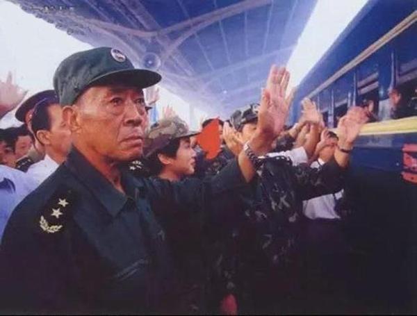 看哭了亿万网友 98年抗洪前线的那位满含热泪的老将军 他走了 知乎 看哭了亿万网友 98年抗洪前线的那位满含热泪的老将军 他走了 知乎