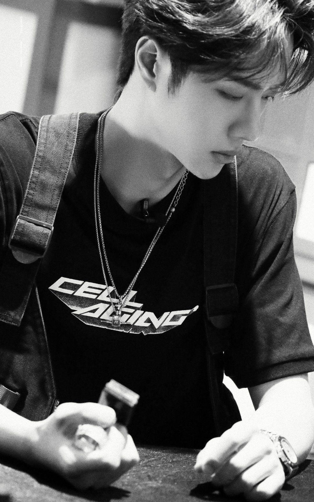 王一博黑白风的照片有哪些?