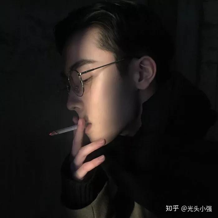 有没有金发戴眼镜高清图片男生的头像? 