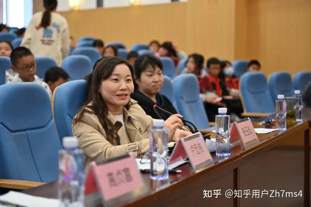 感悟精实人生丨新兴中学附小第一届蓝花楹杯辩论赛张玉仙老师点评到