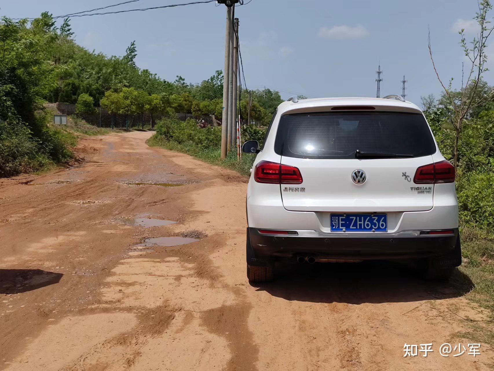 走了一個多小時的柏油路,然後全部是坑坑窪窪的土路,車子又向前走了幾