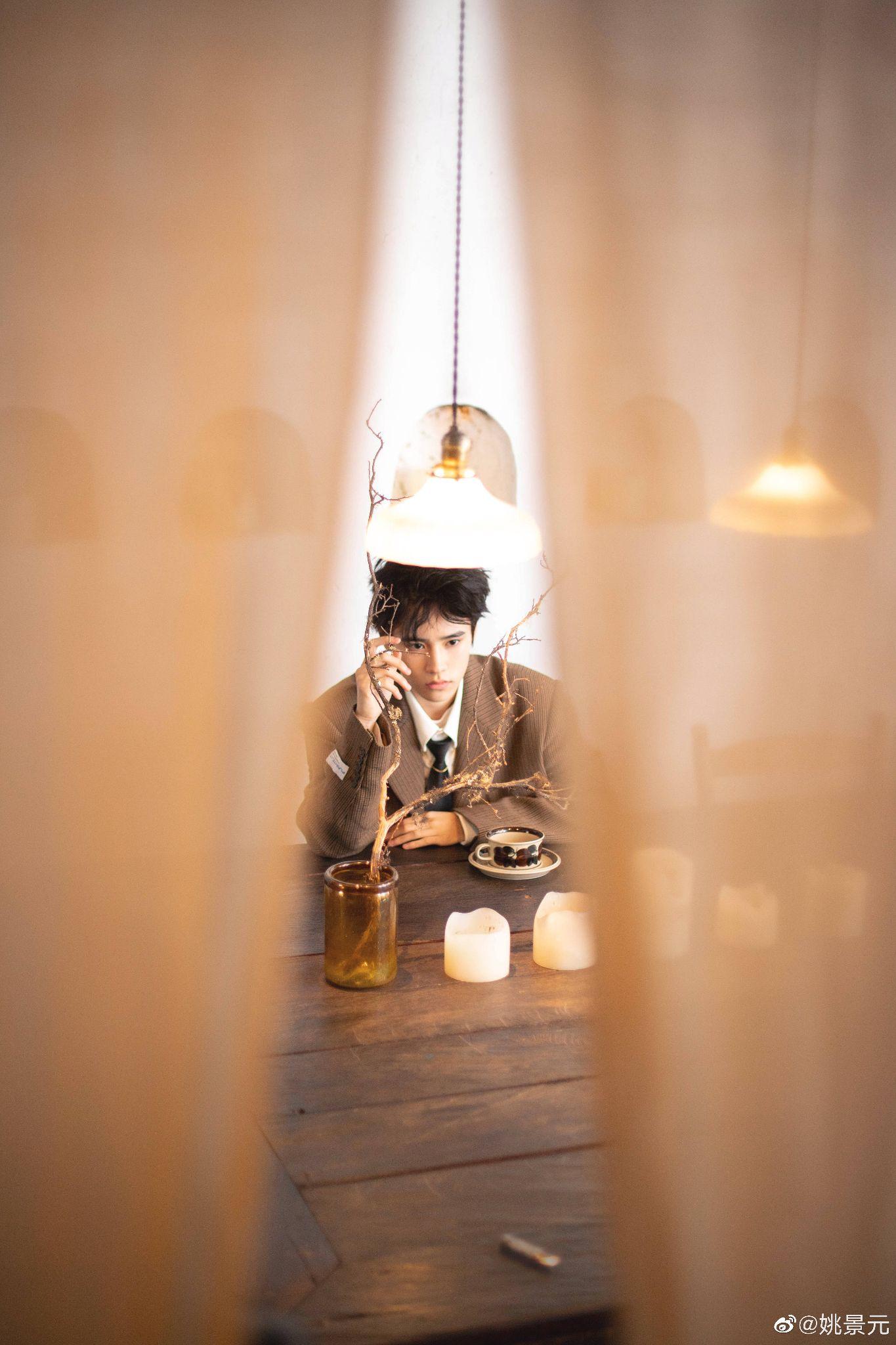 有没有真人的帅哥美女的图片可以做卡贴的?