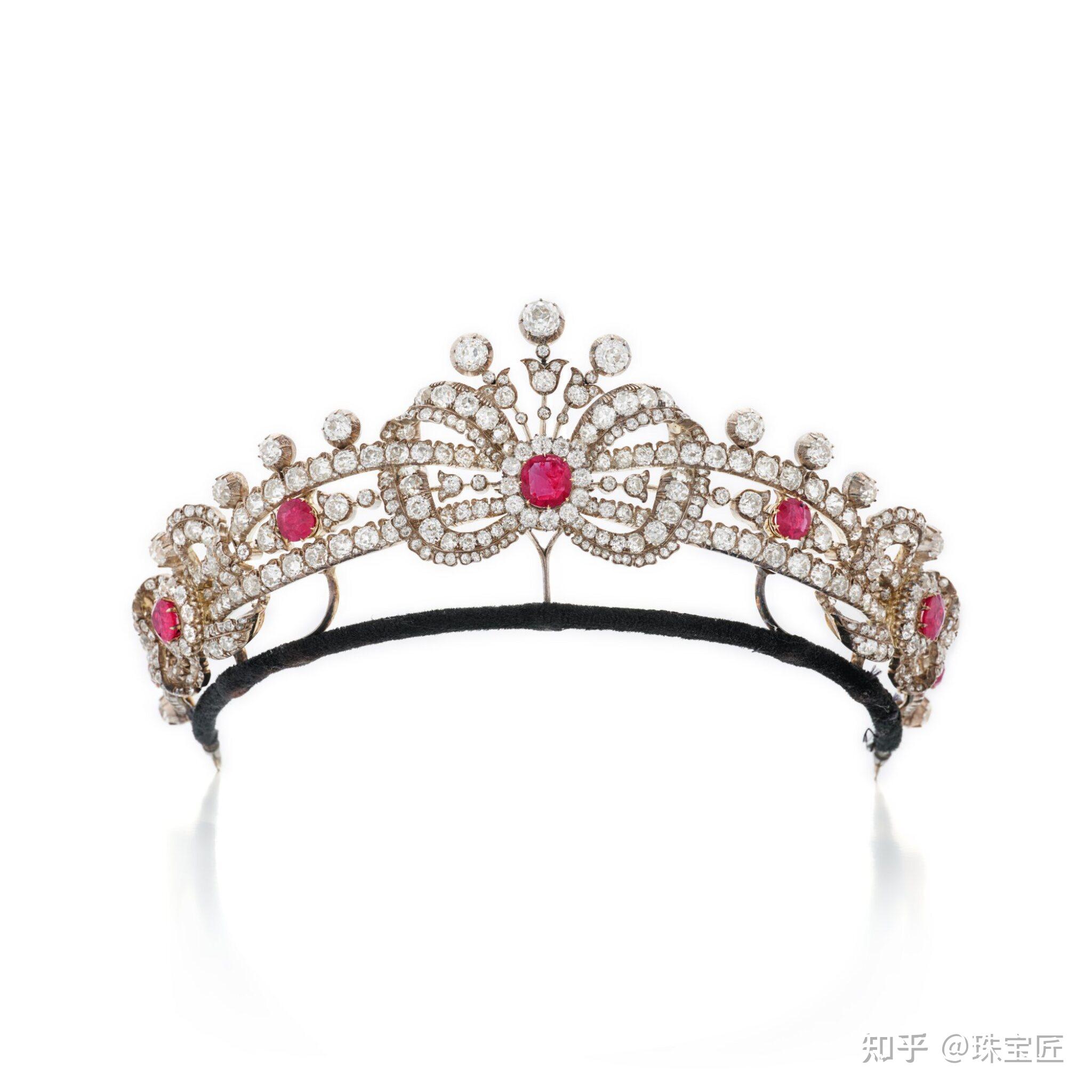 本次拍卖共亮相了3顶冠冕,其中天然珍珠钻石冠冕和红宝石钻石冠冕,皆