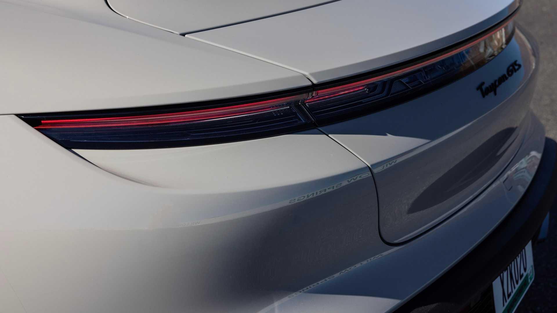 车尾部分,保时捷taycan gts对贯穿式尾灯组进行重新设计.