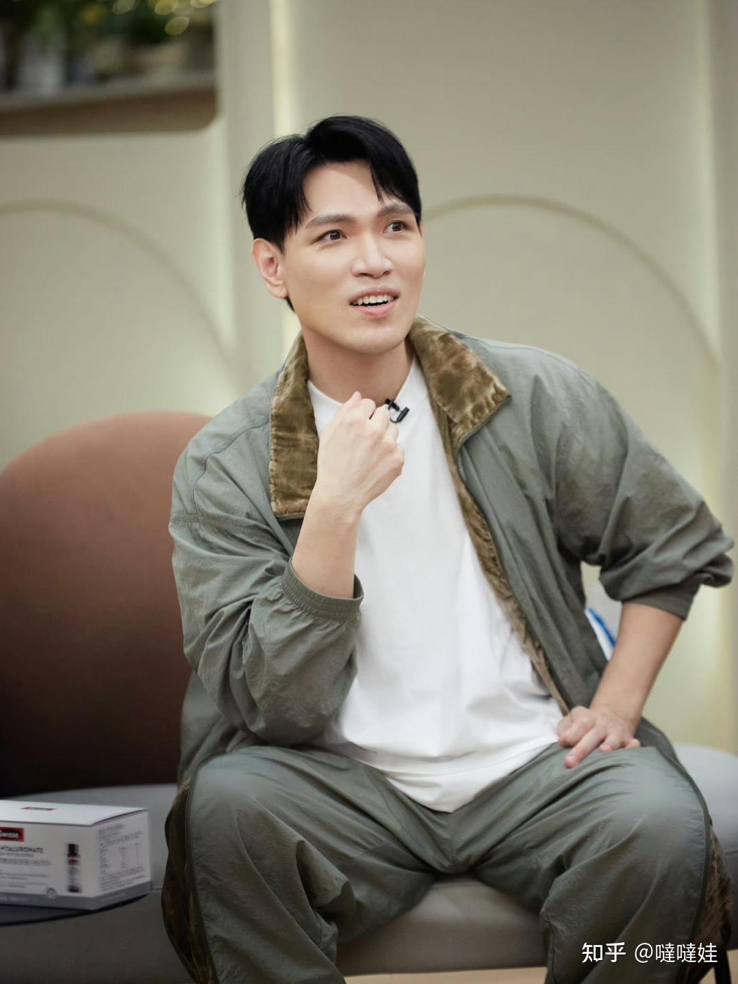 杨宗纬的《山丘》唱的是人声鼎沸的一醉方休 - 知乎