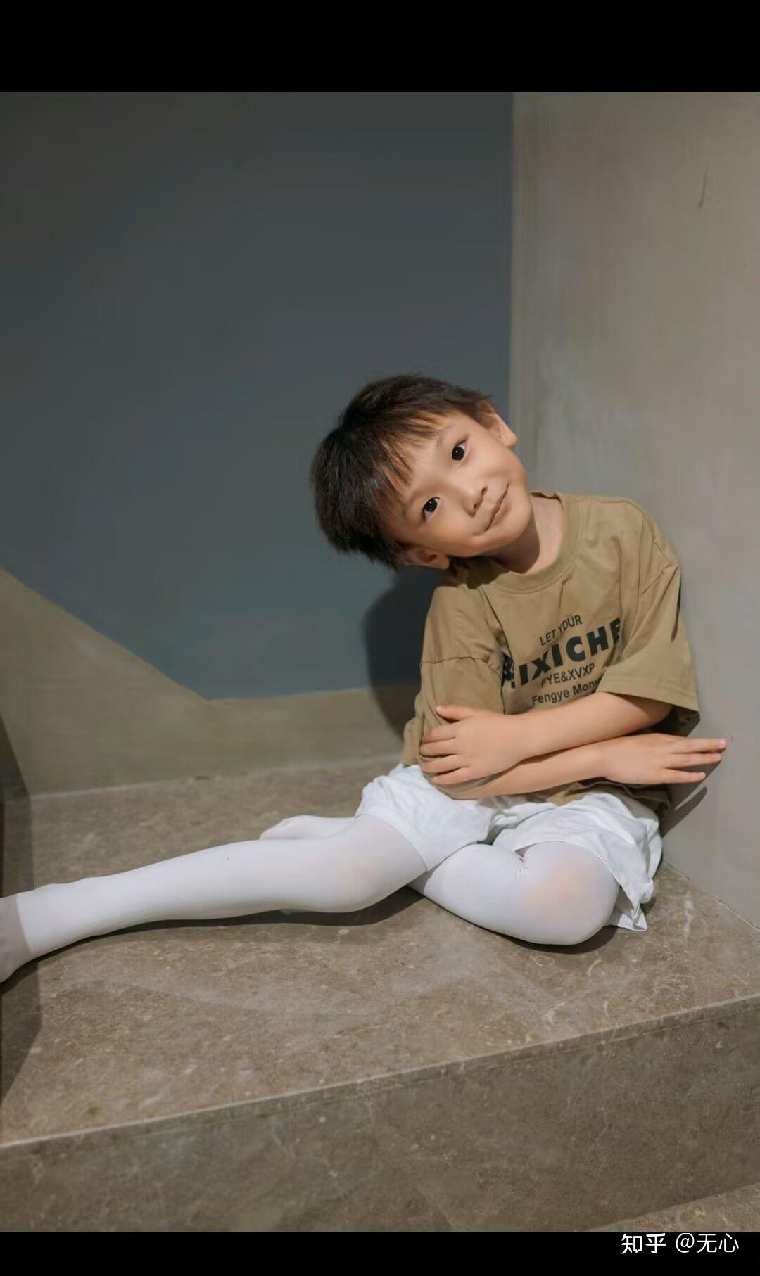 男孩子想穿白裤袜和舞蹈服可以吗?