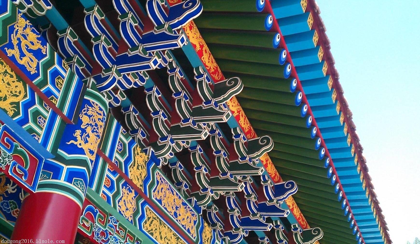 在立柱和横梁交接处,从柱顶上加的一层层探出战弓形的承重结构叫拱,拱