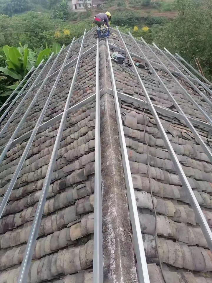 农村老房子屋顶漏水翻新改造换树脂瓦抗风防水效果好