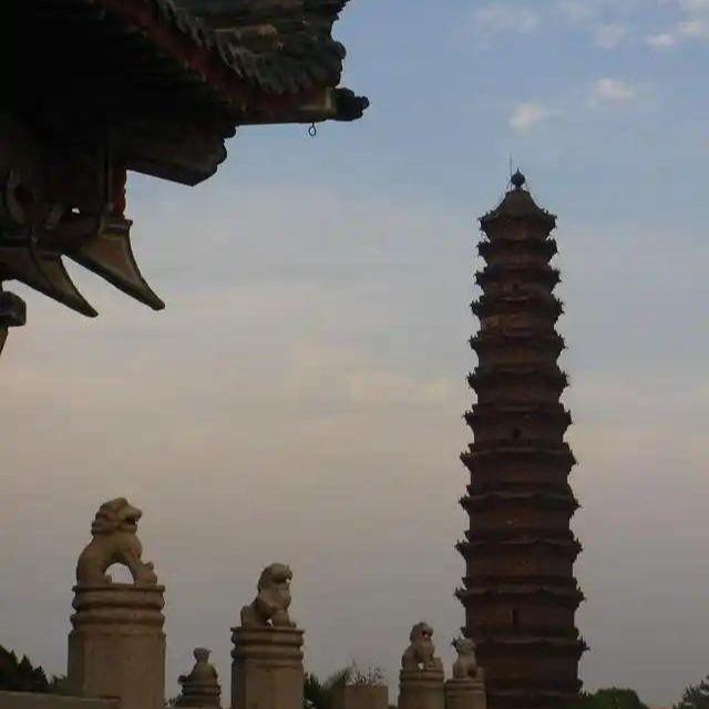 地理书里为什么总是把黄河地上河和开封铁塔的高度放在一起比较而不是别的建筑物？