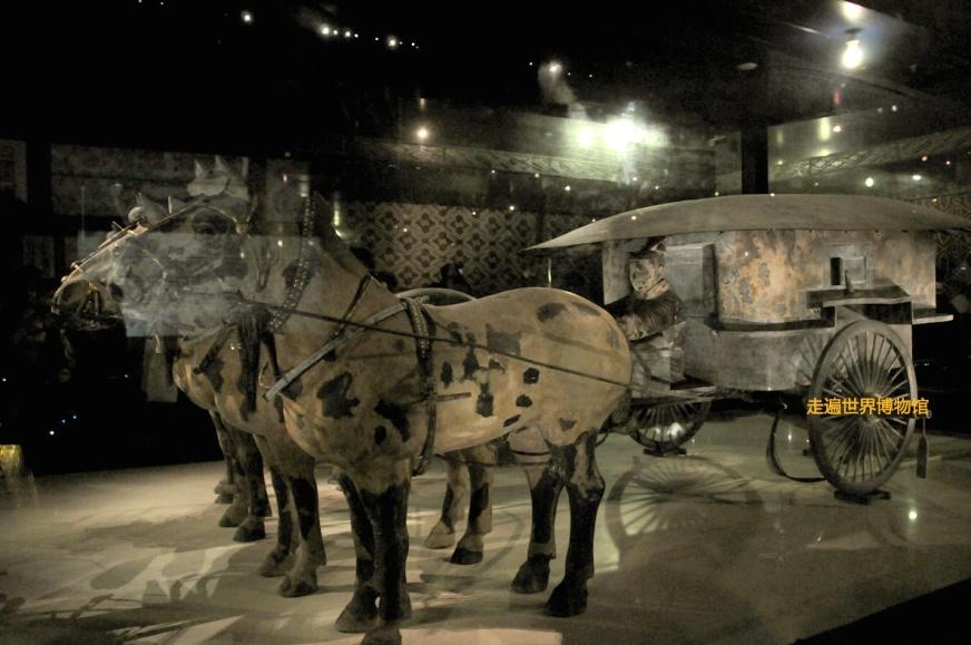 其车厢平面呈"凸"字形,分为前后两室,御手俑跽坐在前室驾车,后室为