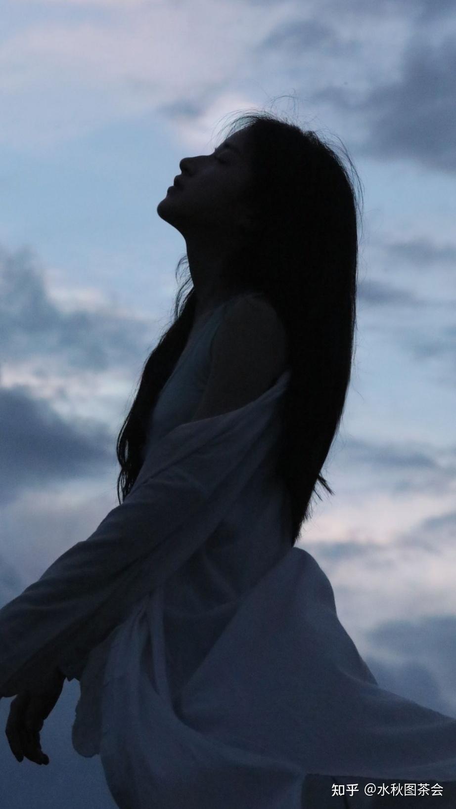 有没有侧脸看天空的女头像
