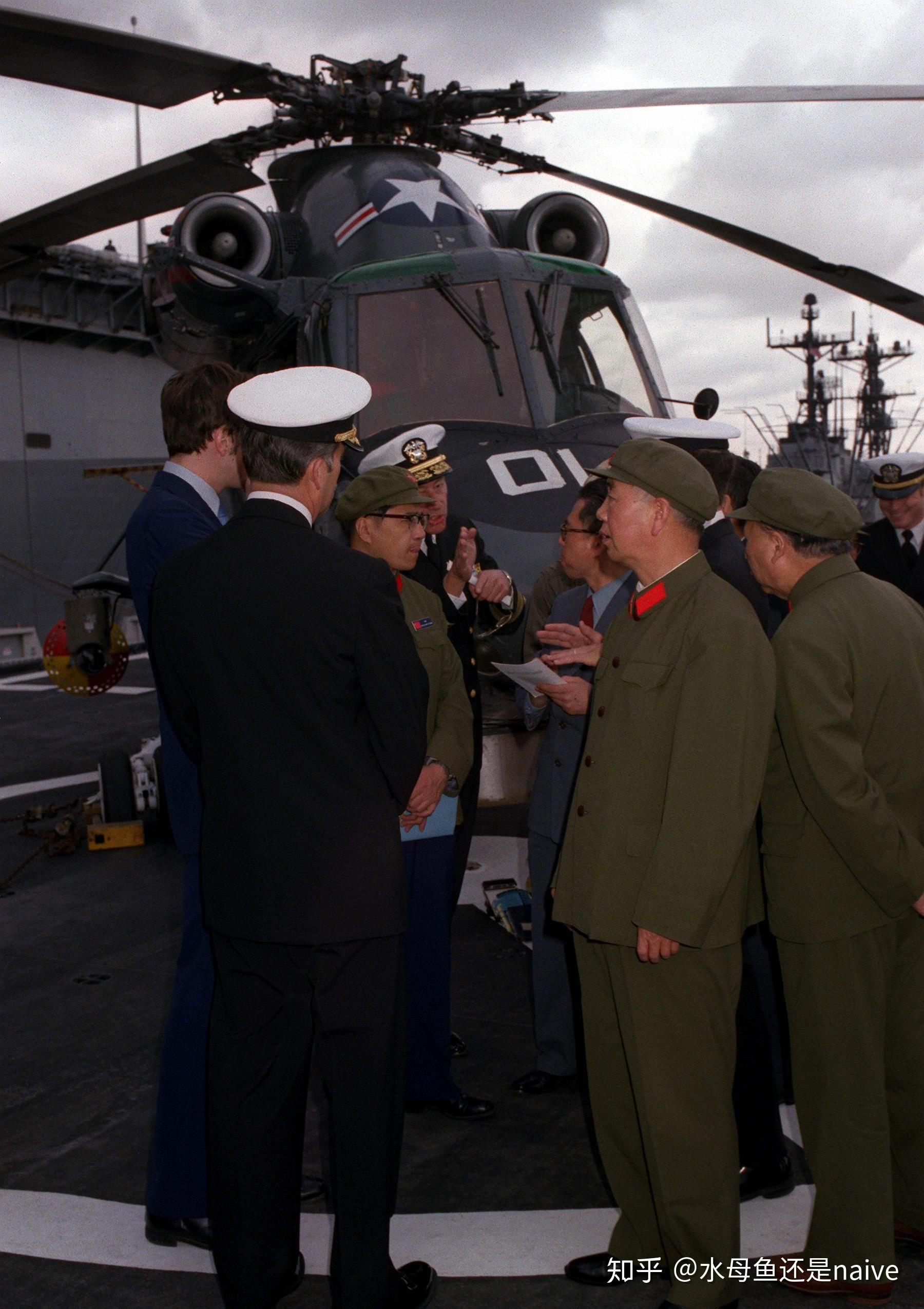 但问题在于,这张照片里刘老将军【并非在美军航母上参观】关于这一套