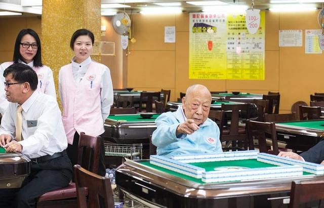 一般在老板的姓氏后加士多,於是就有了王记士多,陈记士多,徐记士多