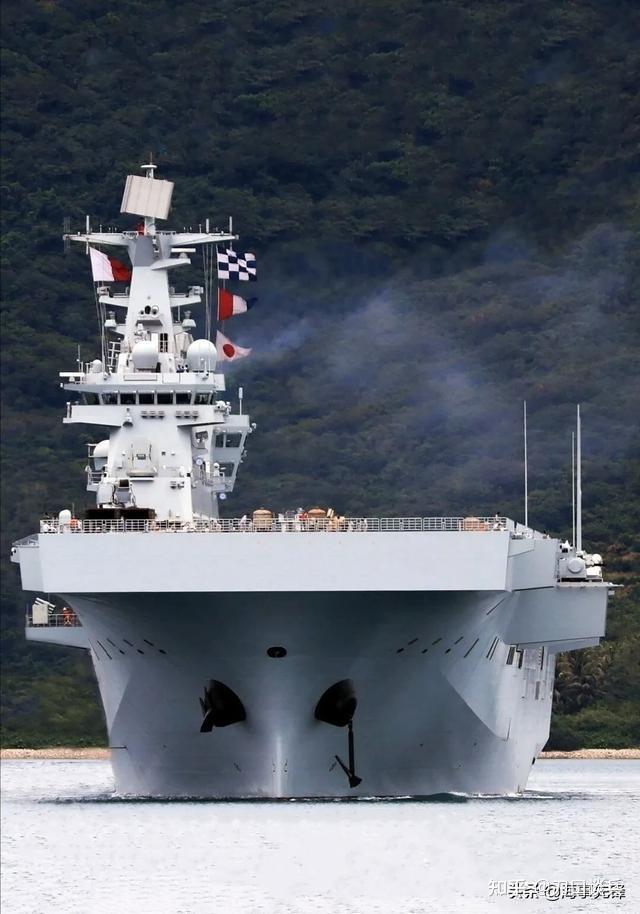 這2艘航母都是排水量6萬噸級的大型航母,其中遼寧艦載機54架,24架是殲