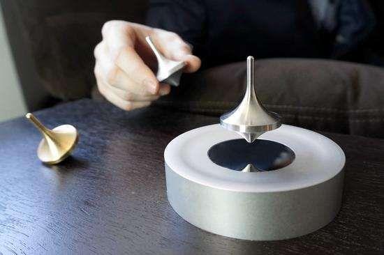 成功地利用同种磁极相互排斥的原理把一个高速旋转的磁铁悬浮了起来