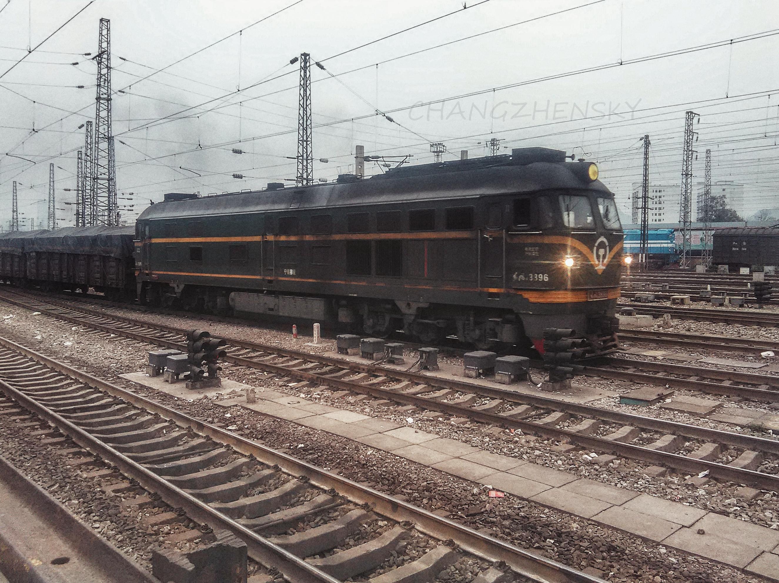 摄影用胶卷记录df4b3896号内燃机车车体装车过程