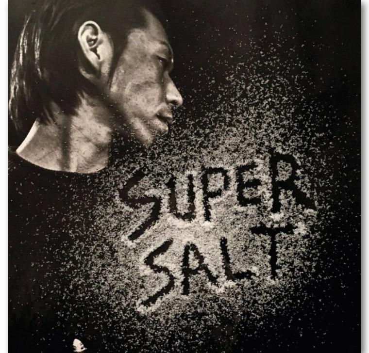 新专辑封面要知道此人看着桀骜不驯,蹭新闻是把好手.