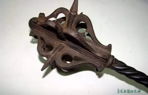 在16至17世纪的欧洲,六叶锤的叶片已经拉长为带弧度的钝角三角形并在