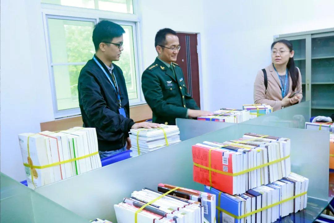 流动图书点"组织赴腾讯公司参观见学"和"图书进军营"活动是该旅莎化
