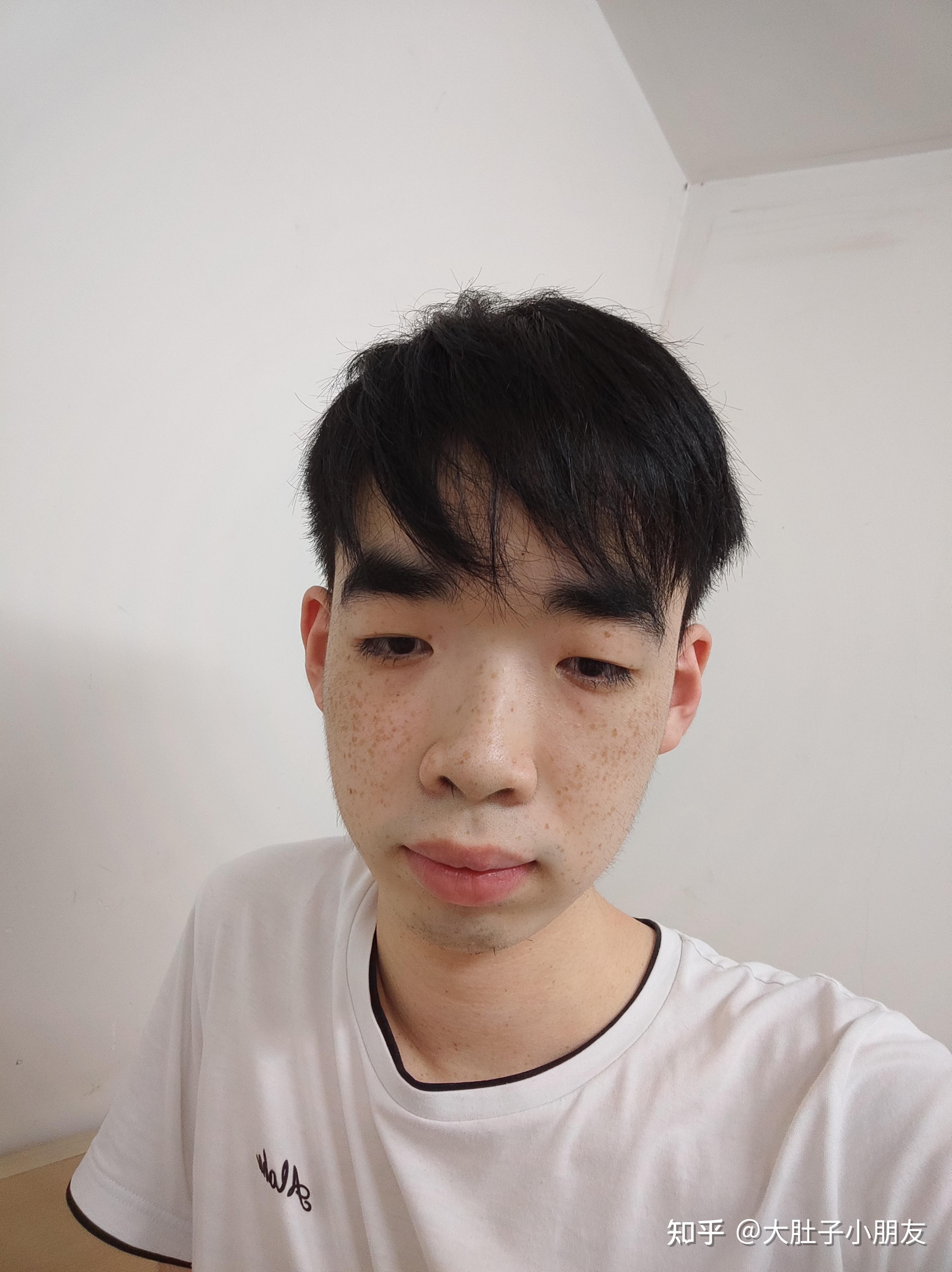 有没有长得丑的男生照片分享一下.我想知道什么样算丑 ?