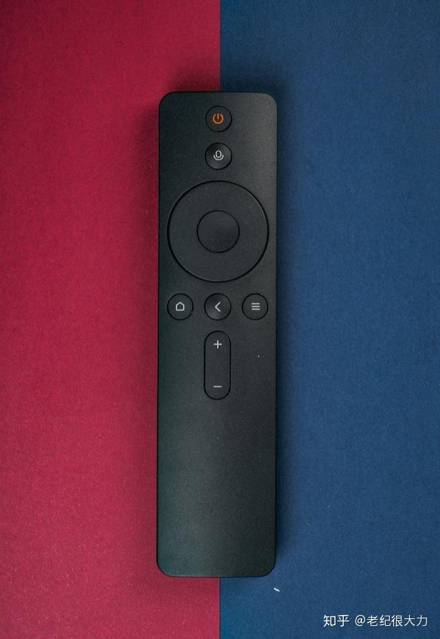 这台峰米投影仪配件非常精剪,除了充电插头以外,就只有一个遥控器.