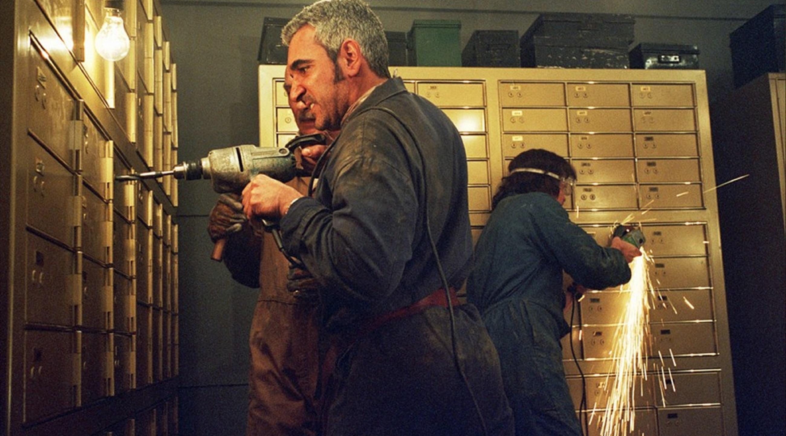 《银行大劫案》劫匪盗走银行巨款后发现已经陷入皇室艳照丑闻事件