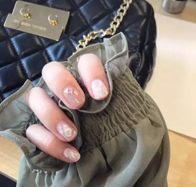 这里可能是最全的新年美甲集合了-新年美甲图片2021简单大方红色衣服