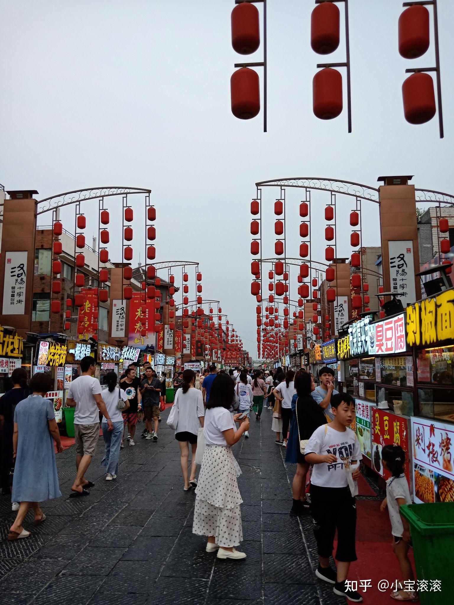 我选择公交出行,先到达丽景门,然后逛小吃街逛着逛着竟然刚刚好到了