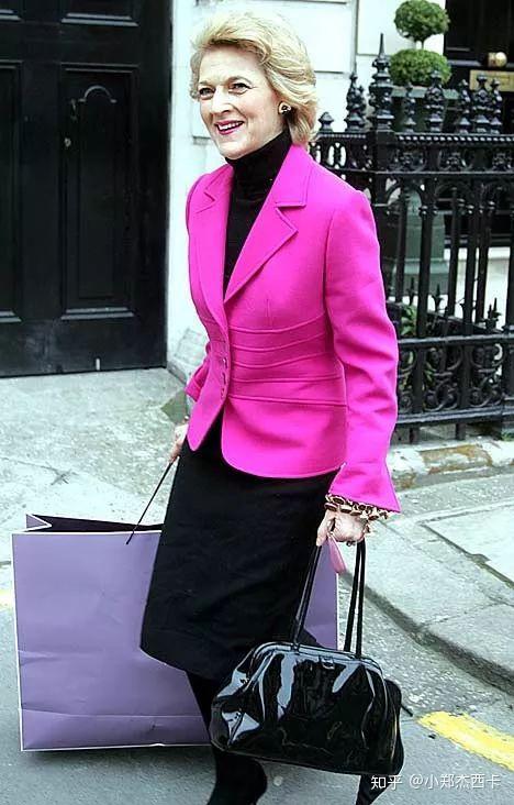 还要花那么多时间在自己的衣着和发型上;▲ 比如《傲骨贤妻》里的戴安