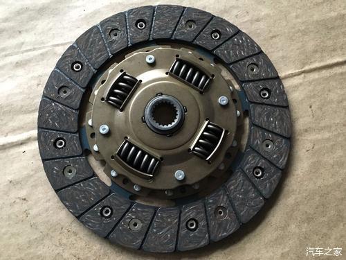 手动挡车型发动机与变速箱动力传动装置就是离合器三件套,也就是压盘