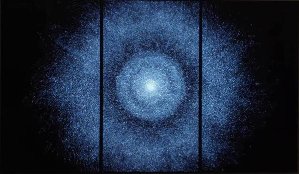 《漂浮星体》的作品由一块三联屏组成,屏幕中央有一片白色的光子序列