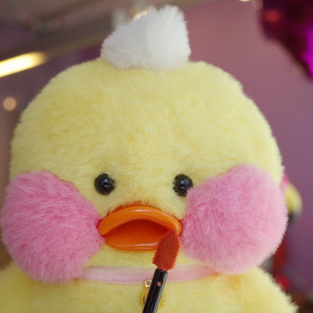 这只打了3d立体腮红头上带了小帽子香肠嘴绿豆眼超可爱的小黄鸭叫什么