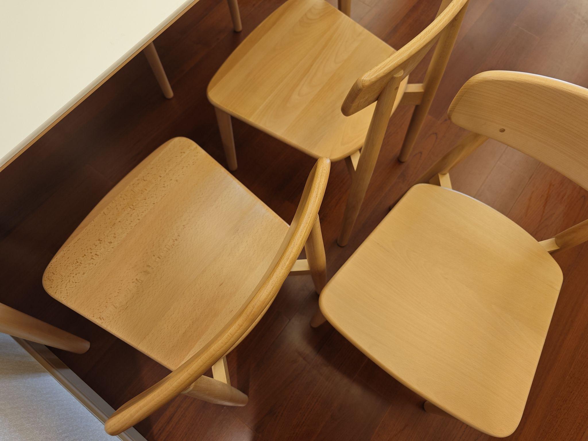 请问山毛榉家具拼板上有这些斑点正常吗?