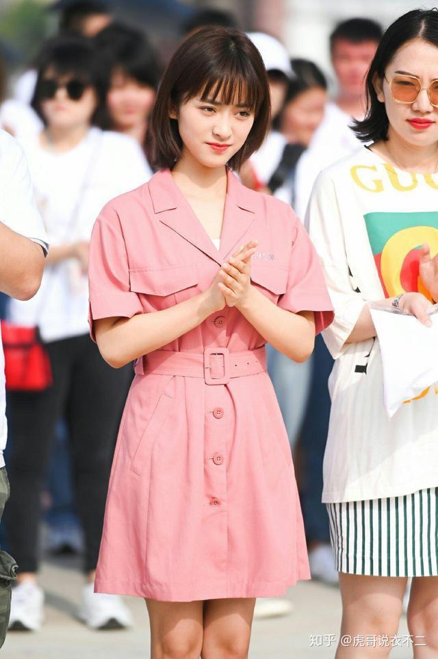 沈月的衣品越来越好了,白色polo衫配黑短裤,小个子的穿搭典范 - 知乎