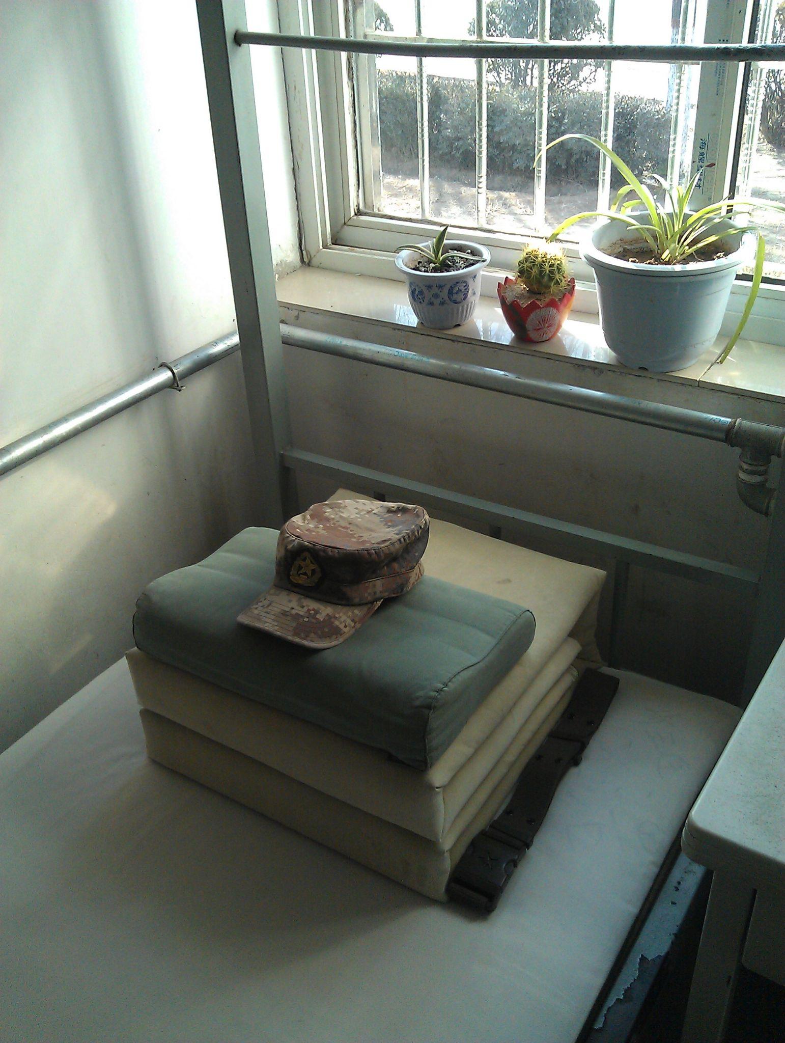 部队里面为了应付检查为了内务给被子里面倒水这种方式对吗