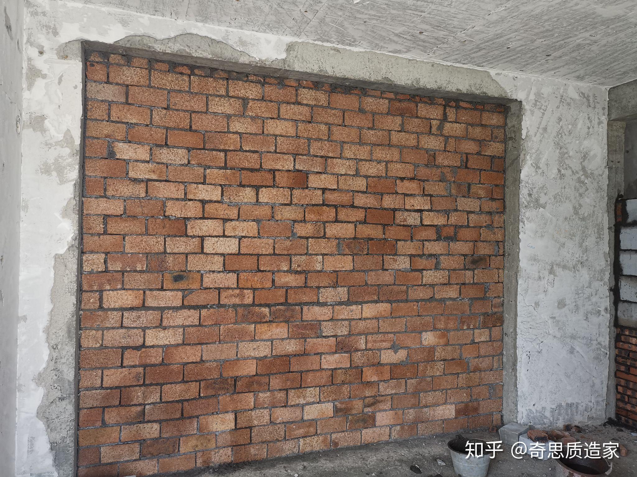 新建门洞加钢筋倒置过梁,1米高红砖基座防水,砌墙植入钢筋加固,加钢筋