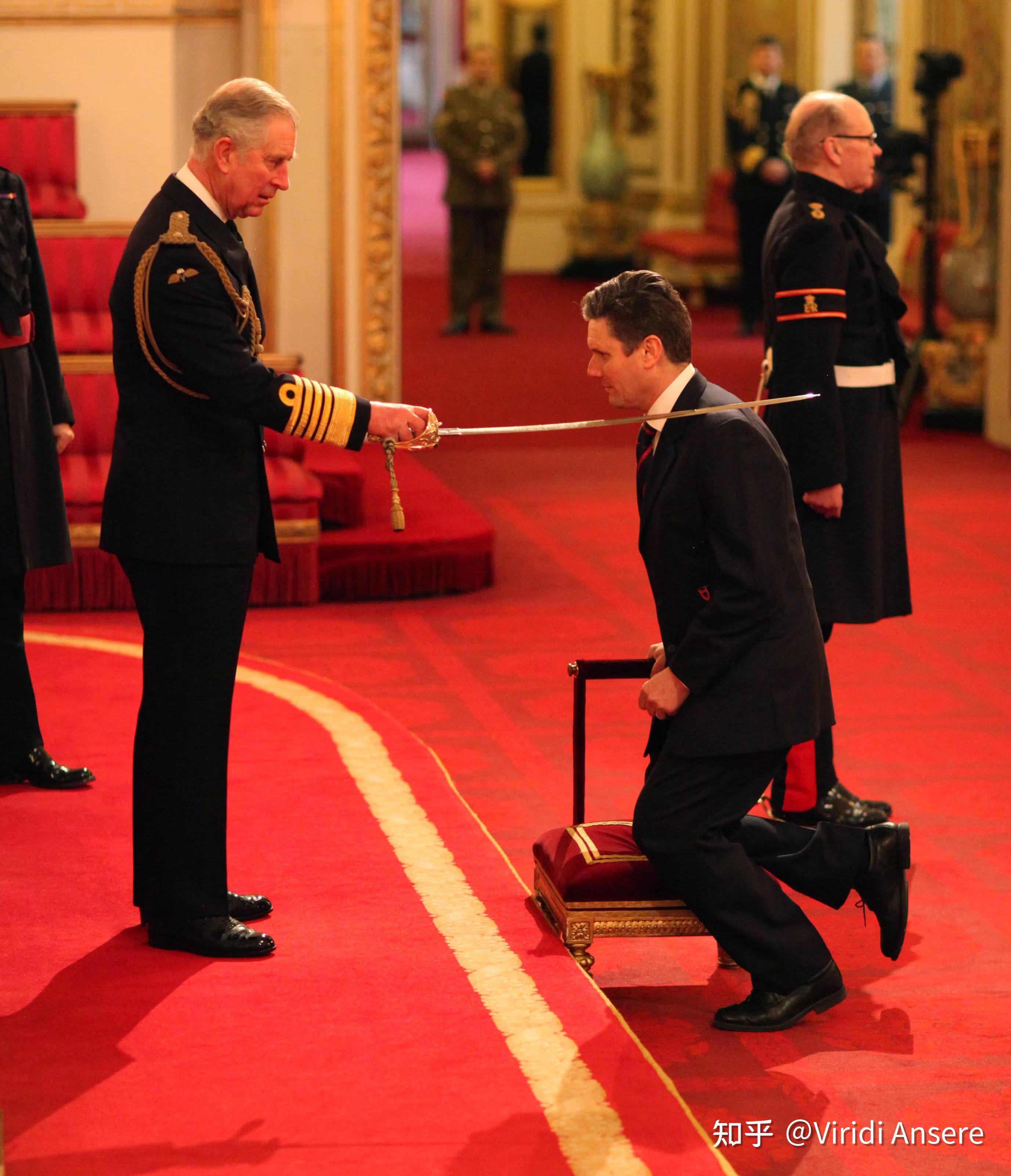 如何看待英国新任首相基尔·斯塔默7月5日对现任国王行吻手礼?