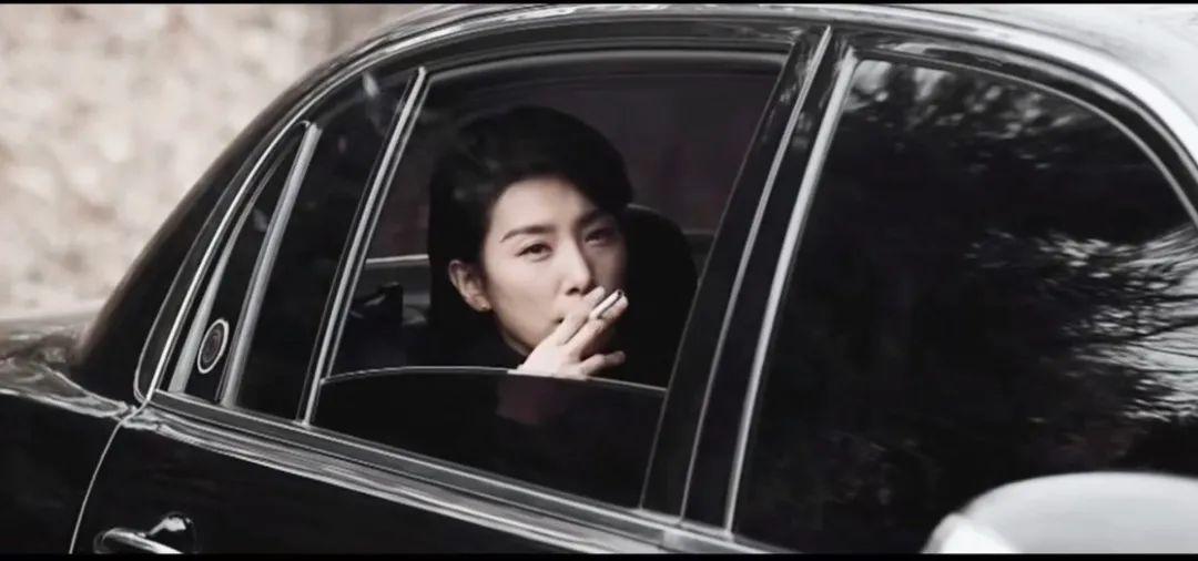 金瑞亨的名字或许知道的人不多,但在又美又飒的女明星混剪视频里,总能