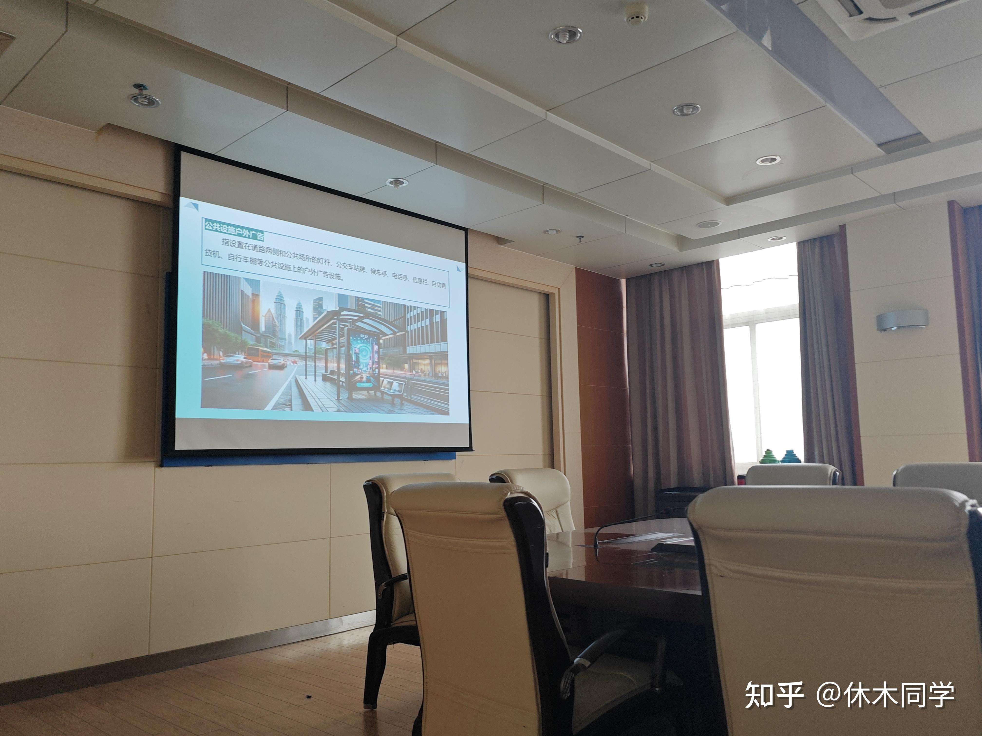 办公室会议室里如何选择高效演示合作伙伴?