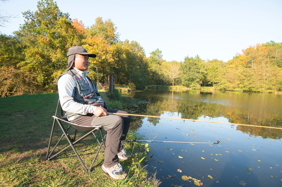 钓鱼的乐趣在哪里一个帅气抛竿鱼线切水刺激满满手持路亚竿享受十足渔
