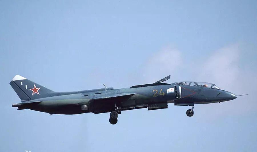 苏联的雅克战斗机也是喷气发动机动力下垂直起降飞机的典型机种,它